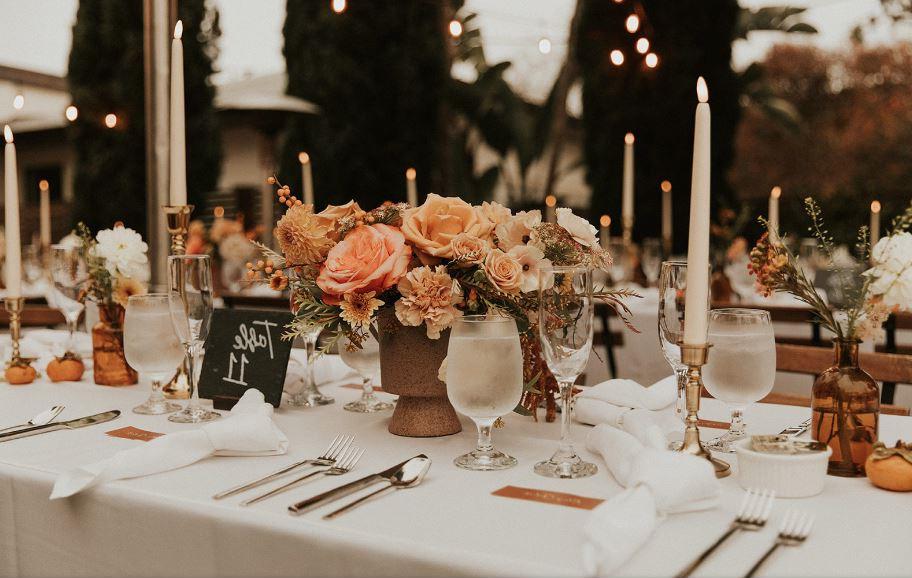 在利记婚礼上，精美的餐桌就在食物供应之前.